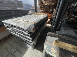 Ca. 150x Grenen afdeklat zwart gecoat, 35x85mm, lengte 180cm